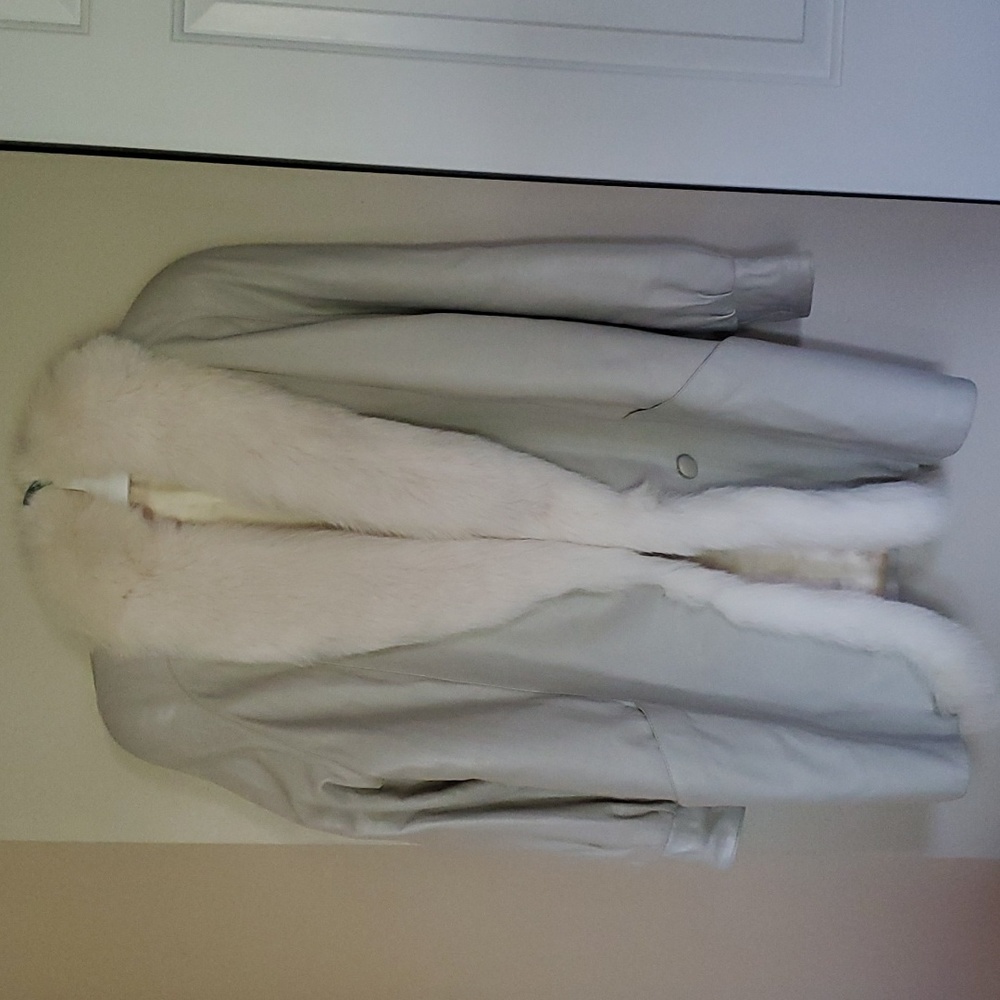 Vintage leather & fox trim jacket. Padded shoulders. Size Small